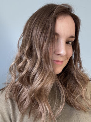 Volumateur capillaire chatain clair cendré au subtil ombré blond. Solution pour chute de cheveux, cheveux fins et clairsemés.