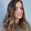 Volumateur capillaire chatain clair cendré au subtil ombré blond. Solution pour chute de cheveux, cheveux fins et clairsemés.