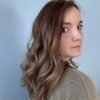 Volumateur capillaire chatain clair cendré au subtil ombré blond. Solution pour chute de cheveux, cheveux fins et clairsemés.