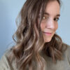 Volumateur capillaire chatain clair cendré au subtil ombré blond. Solution pour chute de cheveux, cheveux fins et clairsemés.