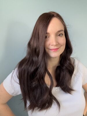 Volumateur capillaire en cheveux naturels chatains foncés. Solution pour chute de cheveux, perte de cheveux, alopécie androgénétique.