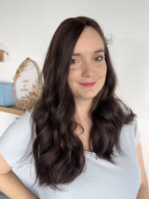 Volumateur capillaire en cheveux naturels chatains foncés. Solution pour chute de cheveux, perte de cheveux, alopécie androgénétique.