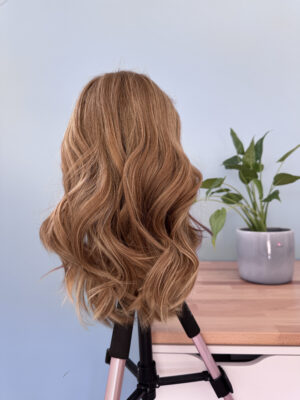 Perruque lace anaïs pour alopécie androgénétique, pelade, alopécie totale ou chute de cheveux liée au cancer.