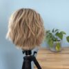 Perruque courte en lace blond polaire Elodie en cheveux naturels pour alopécie androgénétique, pelade, cancer ou perte de densité.