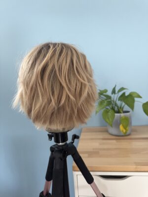 Perruque courte en lace blond polaire Elodie en cheveux naturels pour alopécie androgénétique, pelade, cancer ou perte de densité.