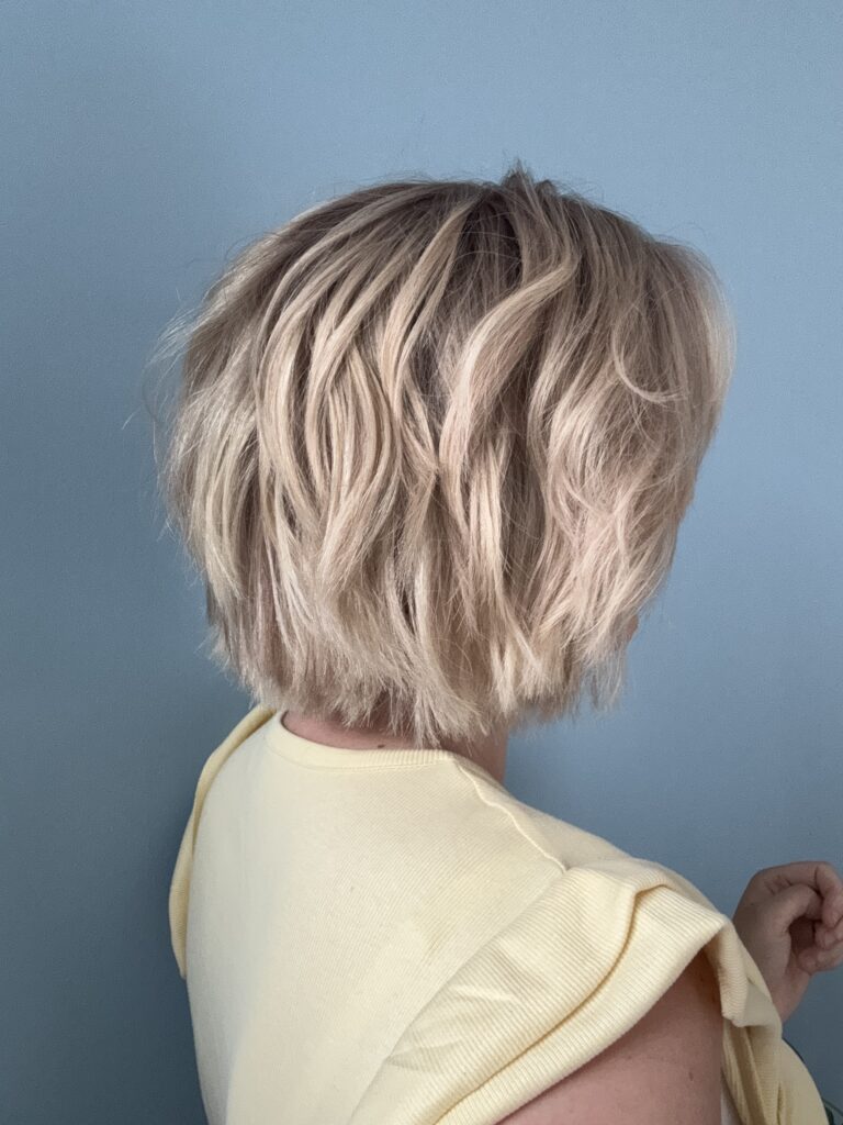 Perruque courte en lace blond polaire Elodie en cheveux naturels pour alopécie androgénétique, pelade, cancer ou perte de densité.