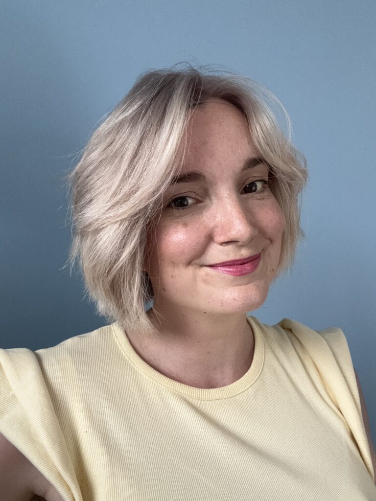 Perruque courte en lace blond polaire Elodie en cheveux naturels pour alopécie androgénétique, pelade, cancer ou perte de densité.