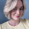 Perruque courte en lace blond polaire Elodie en cheveux naturels pour alopécie androgénétique, pelade, cancer ou perte de densité.