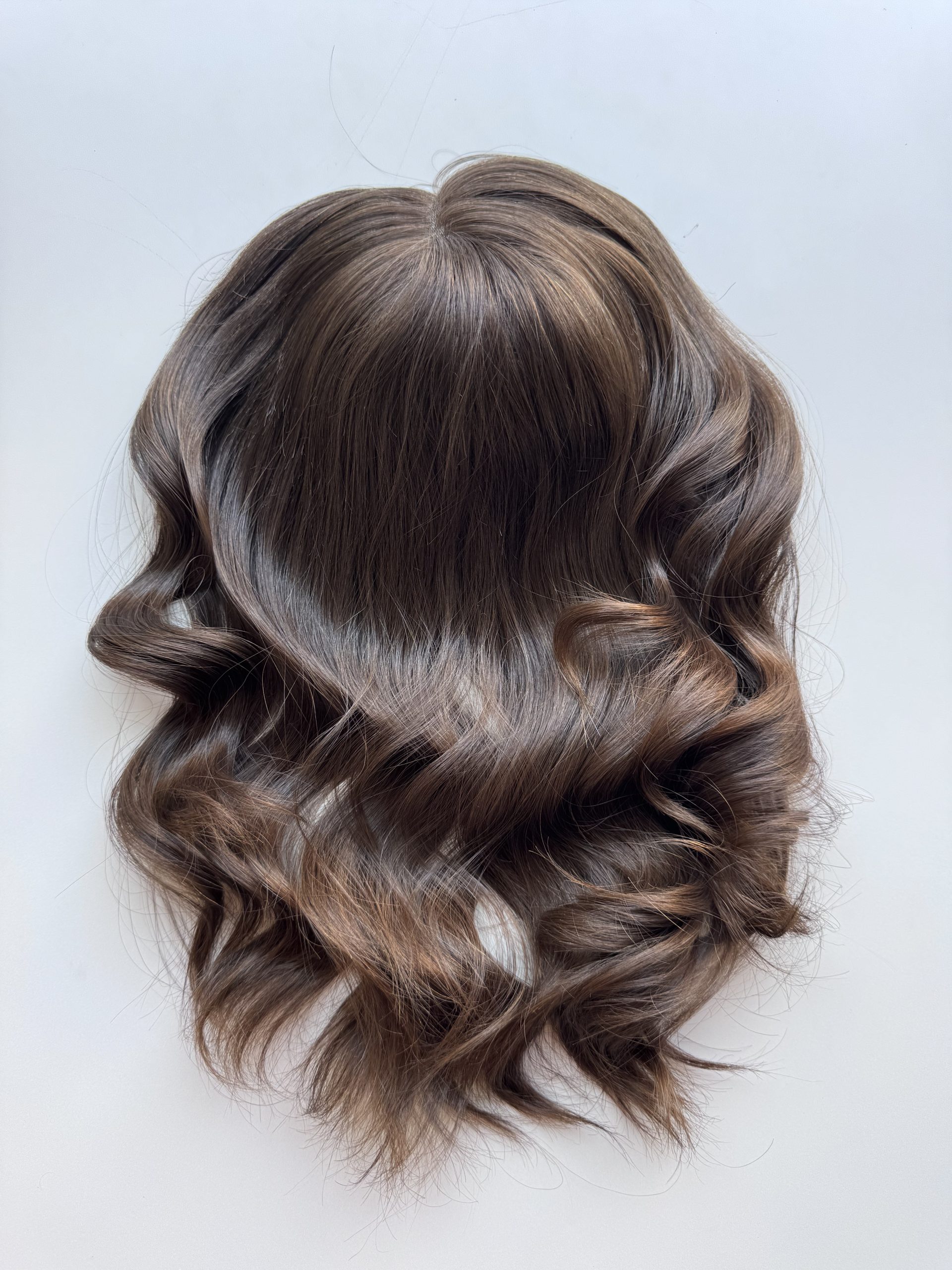 Haarteil aus natürlichen slawischen Haaren für Haarausfall, Verlust der Dichte, androgenetische Alopezie.