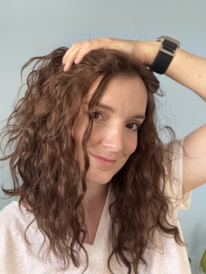 Volumateur capillaire en cheveux naturels. Solution pour chute de cheveux, cheveux fins ou clairsemés.