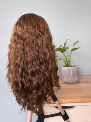 Volumateur capillaire en cheveux naturels chatain clair bouclés pour alopécie androgénétique, chute de cheveux, perte de densité. Solution perte de cheveux femme.