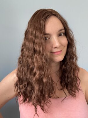 Volumateur capillaire en cheveux naturels chatain clair bouclés pour alopécie androgénétique, chute de cheveux, perte de densité. Solution perte de cheveux femme.