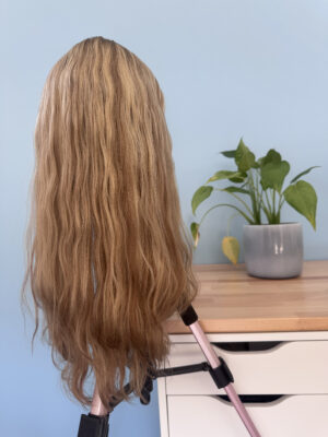 Volumateur capillaire en cheveux brésiliens légèrement ondulés, pour alopécie androgénétique, manque de densité, cheveux fins ou clairsemés.