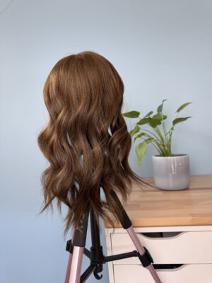 Volumateur capillaire Lace Dark Kate pour cheveux fins, clairsemés ou alopécie androgénétique. Solution en cheveux naturels pour chemins fins.