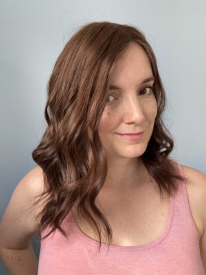 Volumateur capillaire Lace Dark Kate pour cheveux fins, clairsemés ou alopécie androgénétique. Solution en cheveux naturels pour chemins fins.