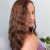 Volumateur capillaire Beach waves, légèrement ondulé, chatain clair en cheveux naturels. Solution pour cheveux fins ou clairsemés.