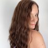 Volumateur capillaire Beach waves, légèrement ondulé, chatain clair en cheveux naturels. Solution pour cheveux fins ou clairsemés.