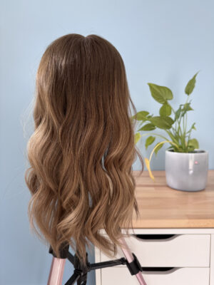 Volumateur capillaire chatain clair cendré au subtil ombré blond. Solution pour chute de cheveux, cheveux fins et clairsemés.