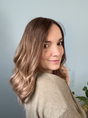 Volumateur capillaire chatain clair cendré au subtil ombré blond. Solution pour chute de cheveux, cheveux fins et clairsemés.