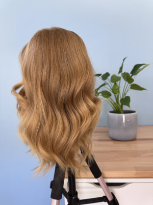 Volumateur capillaire Sophie en cheveux européens vierges.