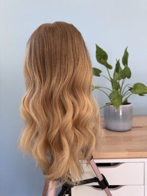 Volumateur capillaire blond beige légèrement ombré pour alopécie androgénétique ou cheveux fins.