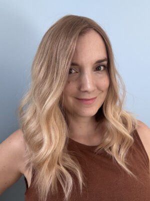 Volumateur capillaire blond beige légèrement ombré pour alopécie androgénétique ou cheveux fins.