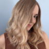 Volumateur capillaire blond beige légèrement ombré pour alopécie androgénétique ou cheveux fins.