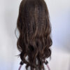 Volumateur capillaire Sofia chatain foncé avec légères mèches blondes pour alopécie.
