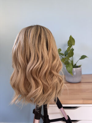 Perruque en lace blond polaire cendrée, idéale pour alopécie avancée, pelade ou alopécie totale.