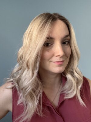 Perruque en lace blond polaire cendrée, idéale pour alopécie avancée, pelade ou alopécie totale.