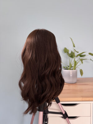 Volumateur capillaire en cheveux naturels châtains foncés. Idéal pour alopécie, cheveux fins ou clairsemés. Solution chute de cheveux.