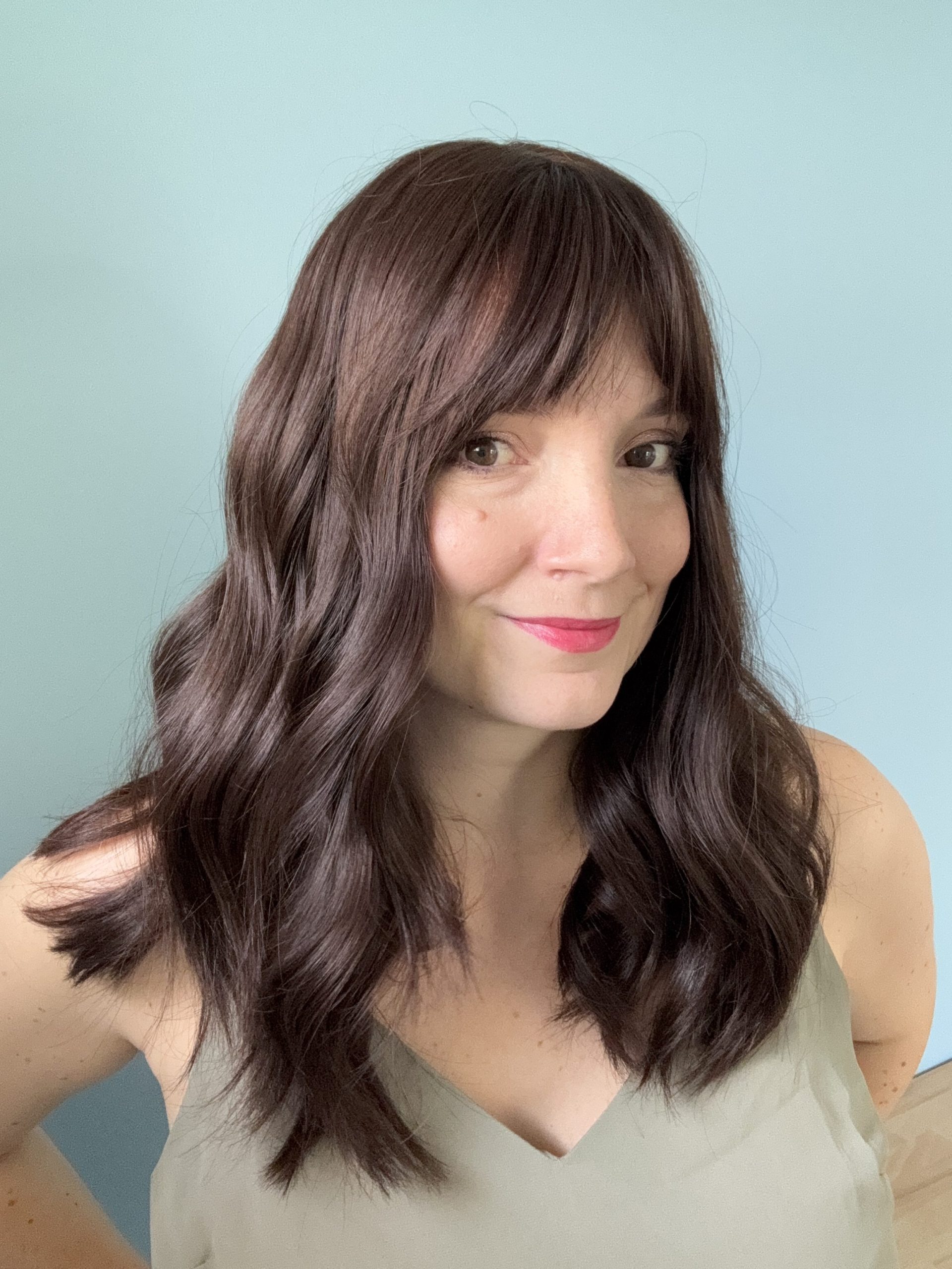 Haarteil aus natürlichen dunkelbraunen Haaren. Ideal für Alopezie, feines oder dünnes Haar. Lösung gegen Haarausfall.