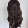 Volumateur capillaire en cheveux naturels châtains foncés. Idéal pour alopécie, cheveux fins ou clairsemés. Solution chute de cheveux.