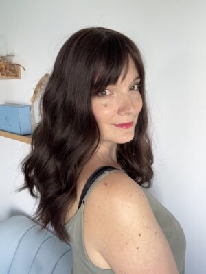 Volumateur capillaire en cheveux naturels châtains foncés. Idéal pour alopécie, cheveux fins ou clairsemés. Solution chute de cheveux.