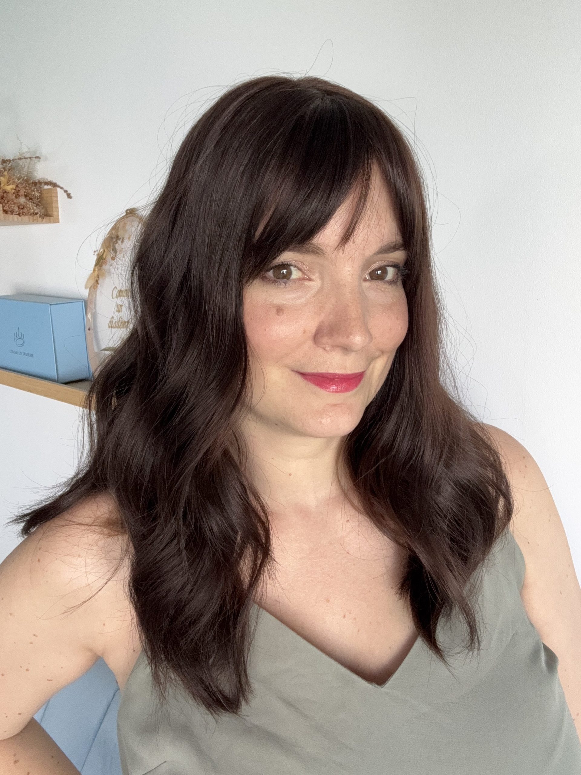 Haarteil aus natürlichen dunkelbraunen Haaren. Ideal für Alopezie, feines oder dünnes Haar. Lösung gegen Haarausfall.