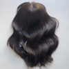 Volumateur capillaire en cheveux naturels châtains foncés. Idéal pour alopécie, cheveux fins ou clairsemés. Solution chute de cheveux.