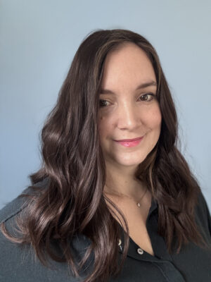 Volumateur capillaire en cheveux naturels châtains foncés. Idéal pour alopécie, cheveux fins ou clairsemés. Solution chute de cheveux.