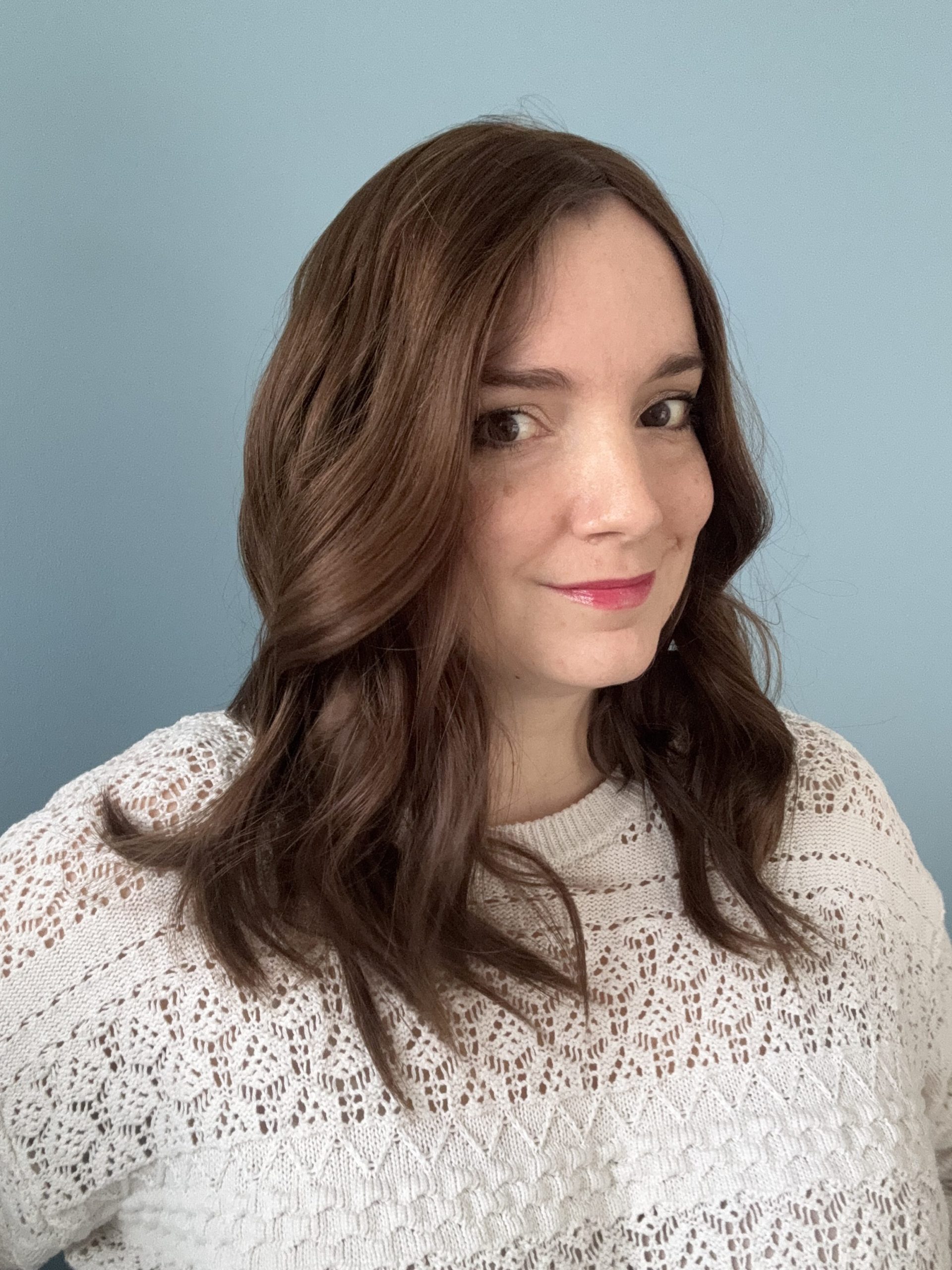 Haarteil in hellbraun für androgenetische Alopezie, Haarausfall oder feines und lichtes Haar. Lösung gegen Haarausfall.