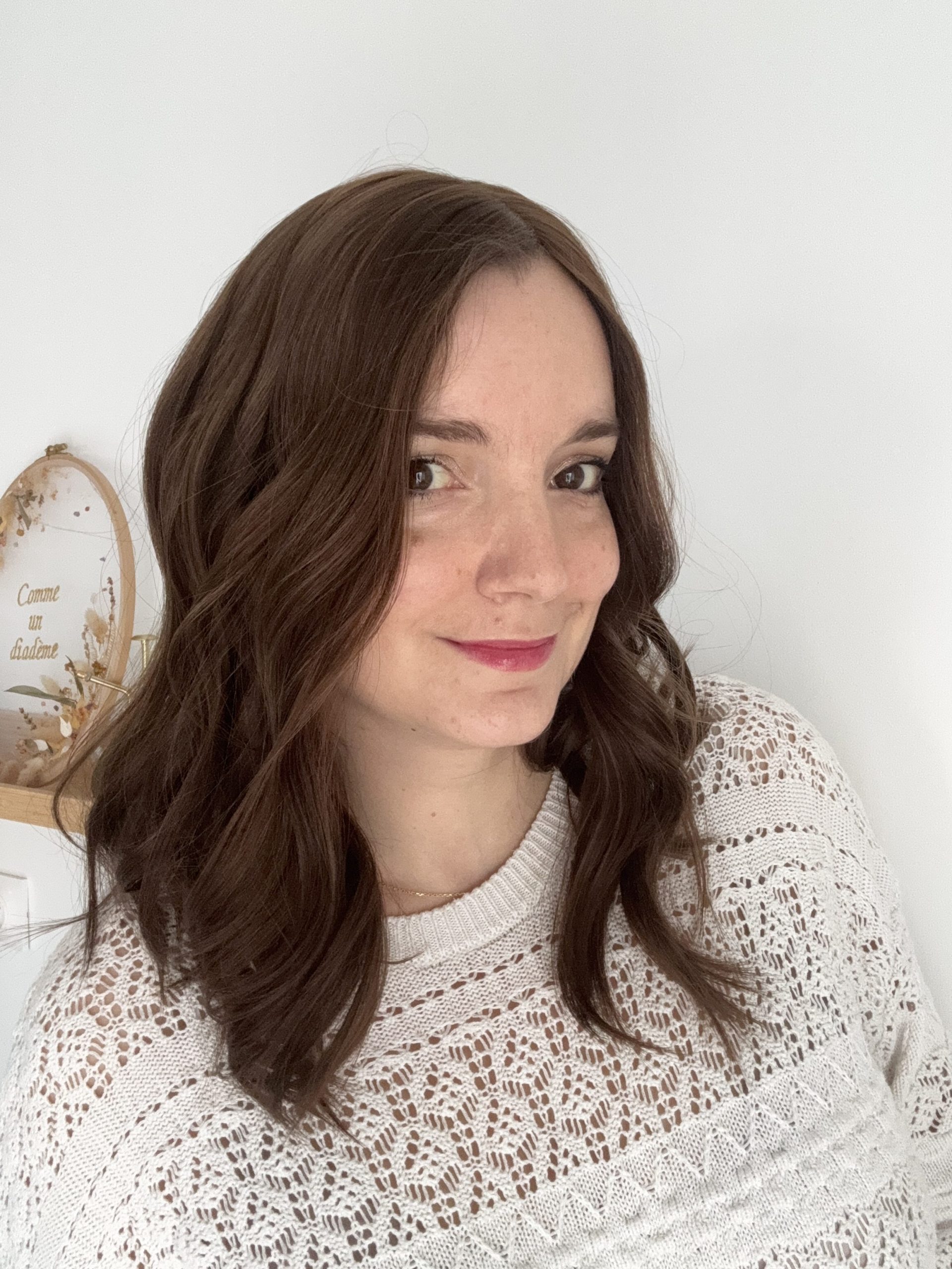 Haarteil in hellbraun für androgenetische Alopezie, Haarausfall oder feines und lichtes Haar. Lösung gegen Haarausfall.