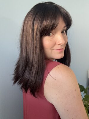 Volumateur capillaire Katie en cheveux naturels brésiliens, avec frange et effet racine. Idéal pour alopécie androgénétique, cheveux fins ou clairsemés.