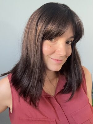 Volumateur capillaire Katie en cheveux naturels brésiliens, avec frange et effet racine. Idéal pour alopécie androgénétique, cheveux fins ou clairsemés.