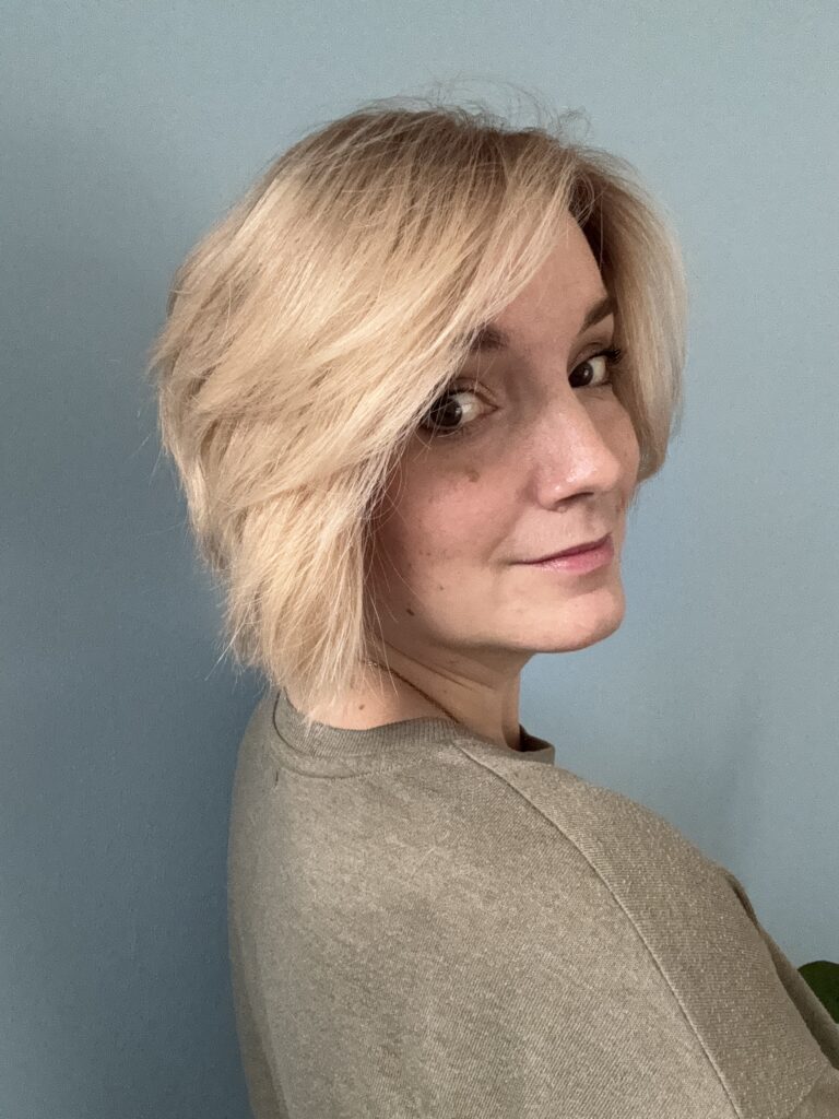 Perruque courte blonde claire lace wig en cheveux naturels brésiliens. Idéale pour alopécie androgénétique, alopécie totale ou pelade.