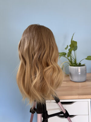 perruque blond beige légèrement ombré pour alopécie androgénétique ou cheveux fins.
