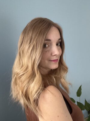 perruque blond beige légèrement ombré pour alopécie androgénétique ou cheveux fins.
