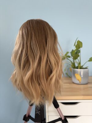 perruque blond beige légèrement ombré pour alopécie androgénétique ou cheveux fins.