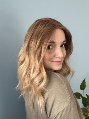 perruque blond beige légèrement ombré pour alopécie androgénétique ou cheveux fins.