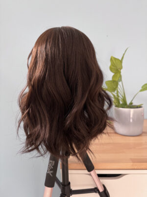 Perruque lace wig en cheveux naturels châtain foncé. Idéale pour alopécie totale, alopécie androgénétique, chute de cheveux ou simplement changement de style capillaire.