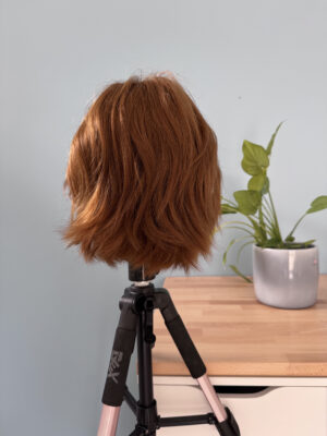 Perruque courte rousse lace wig en cheveux naturels brésiliens. Idéale pour alopécie androgénétique, alopécie totale ou pelade.