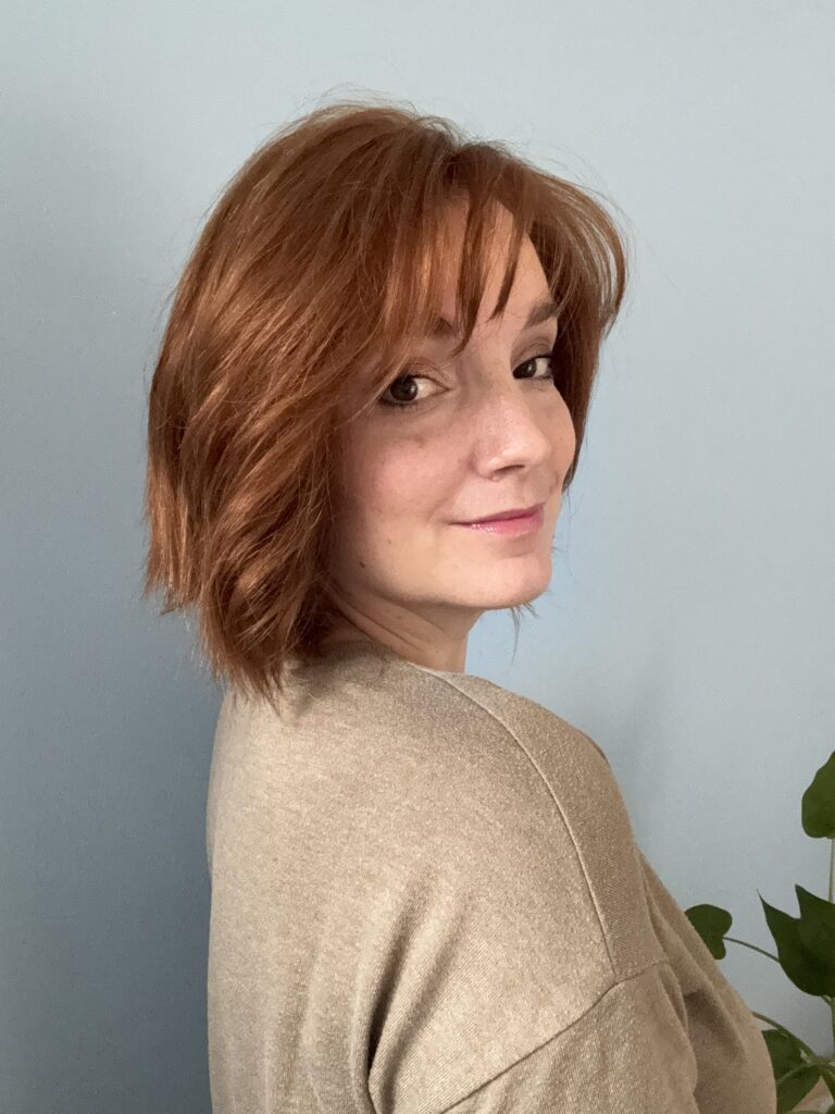 Perruque courte rousse lace wig en cheveux naturels brésiliens. Idéale pour alopécie androgénétique, alopécie totale ou pelade.