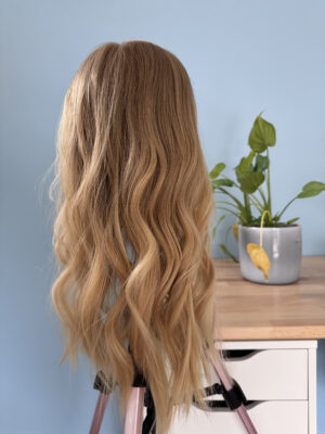Volumateur capillaire blond beige légèrement ombré pour alopécie androgénétique ou cheveux fins.